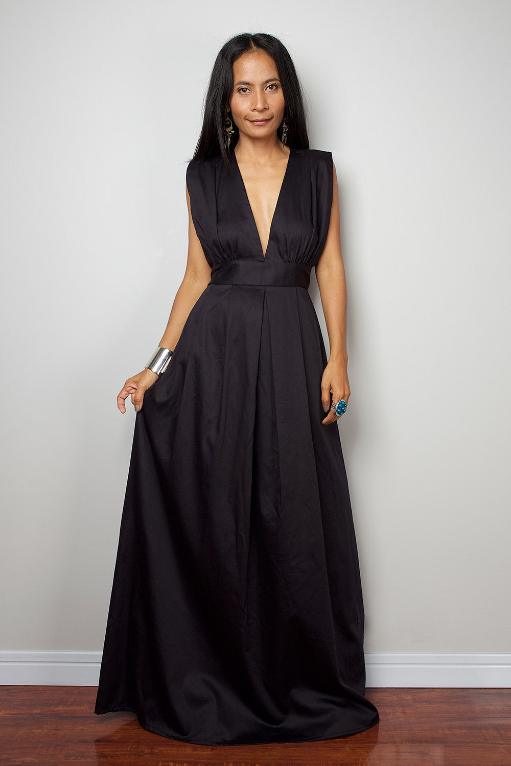 Black dresses online by Nuichan | Discover our vast selection of black maxi dresses.