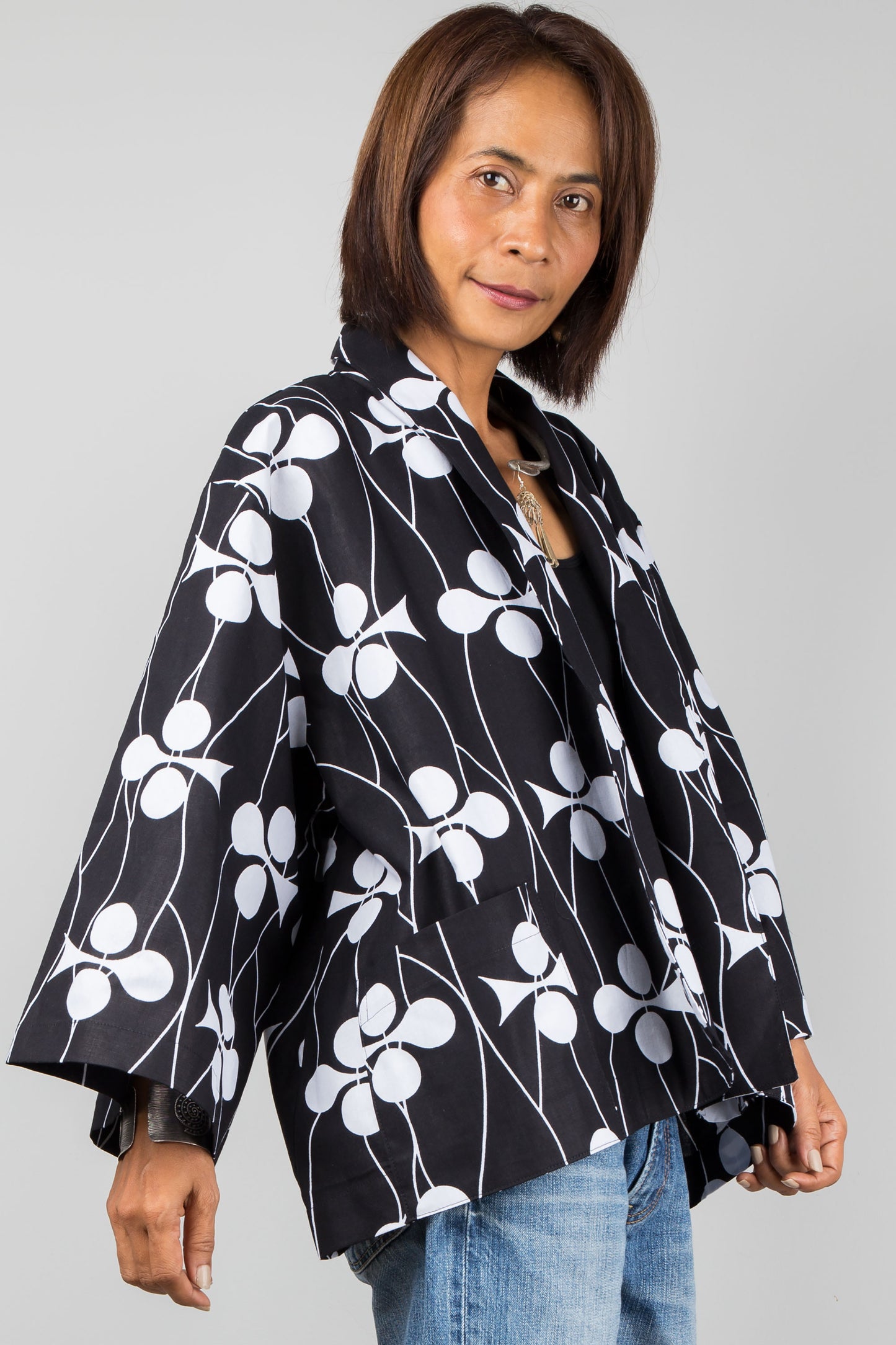 Black and White Ankara jacket top by Nuichan. Short kimono jacket with pockets. Front side view