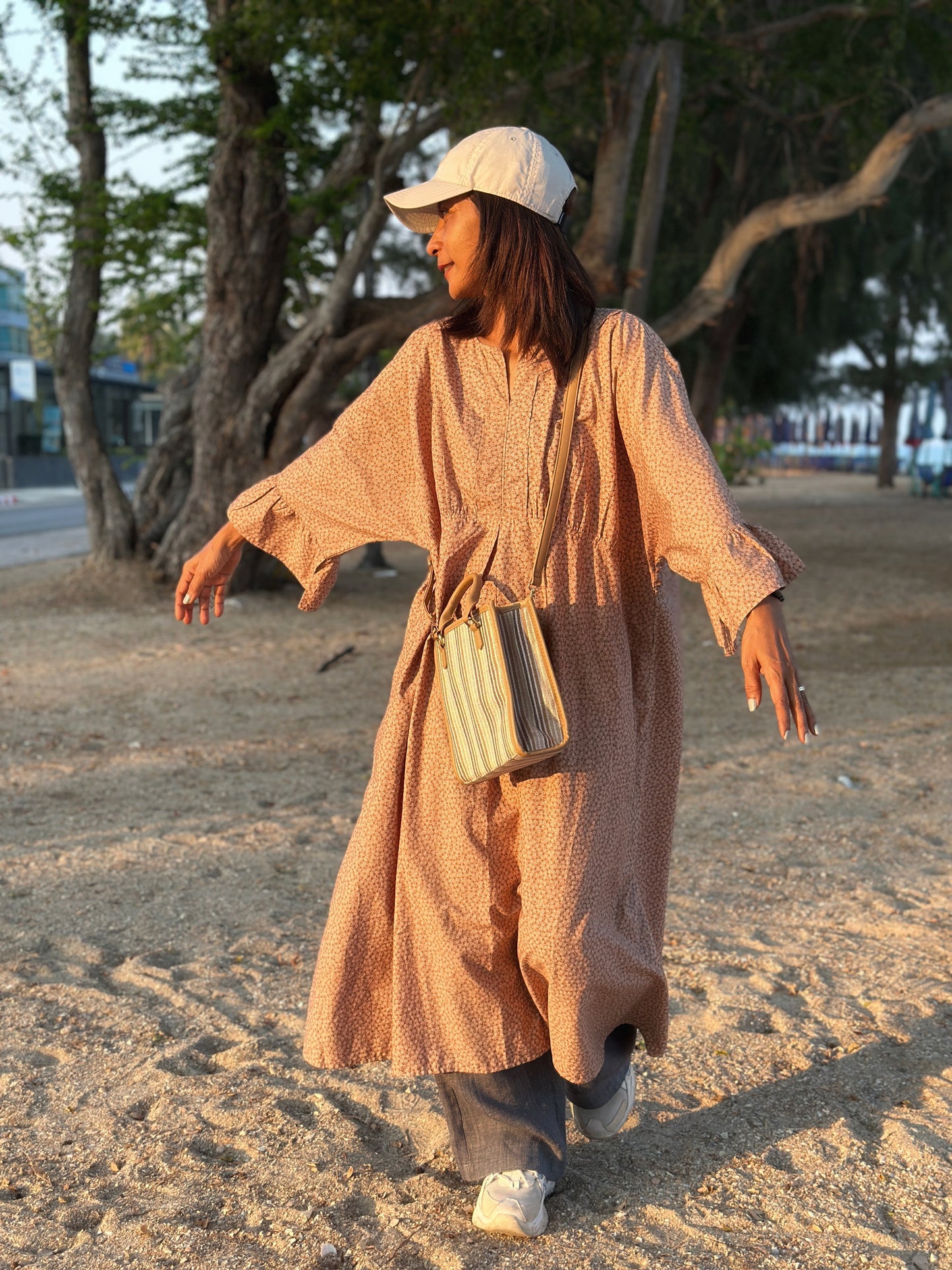 Elegant V-Neck Kaftan with Ruffle Sleeves - Ideal for Beach Outings in Warm Weather