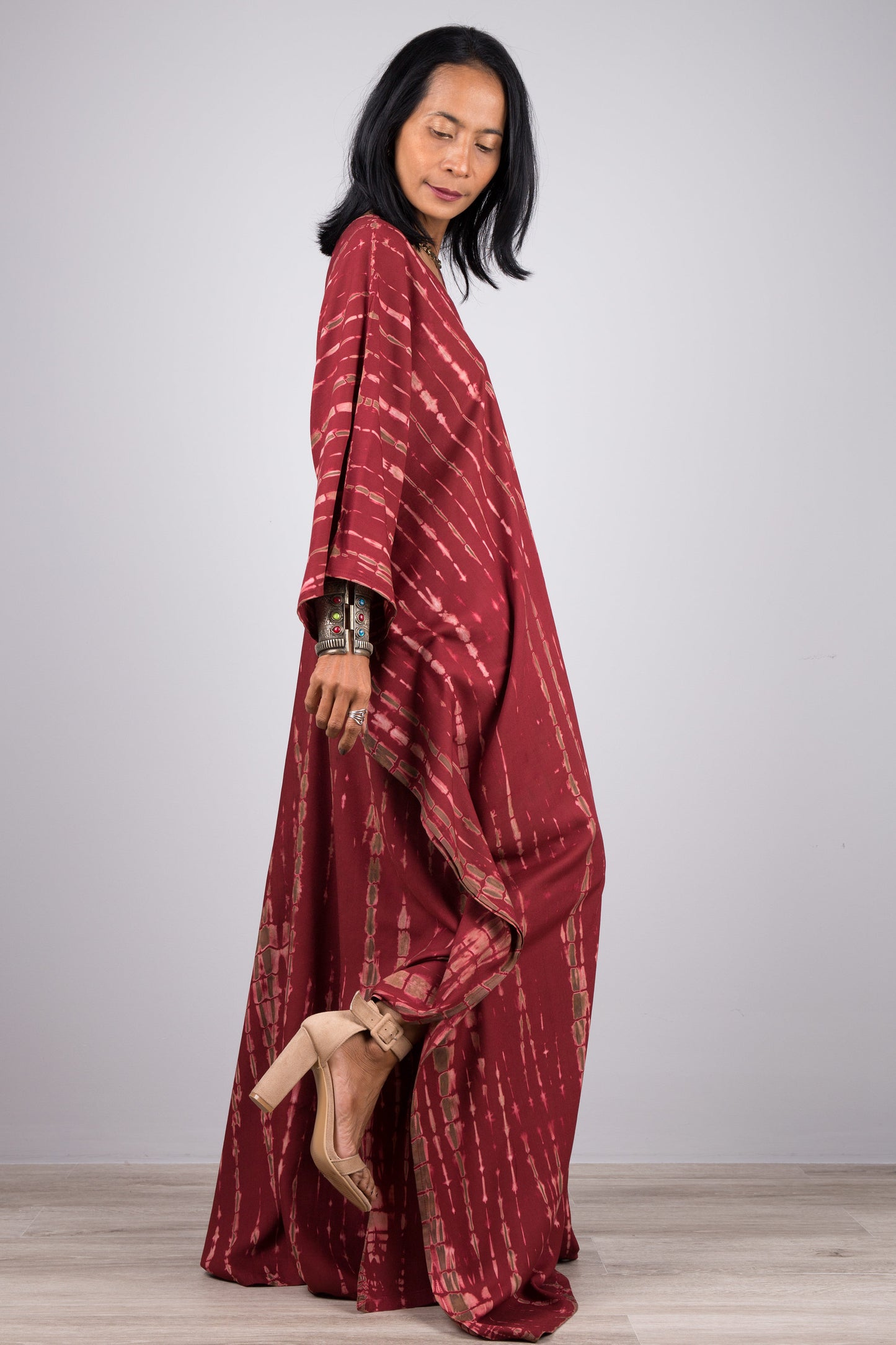 Tie dye kaftan in burgundy - side view