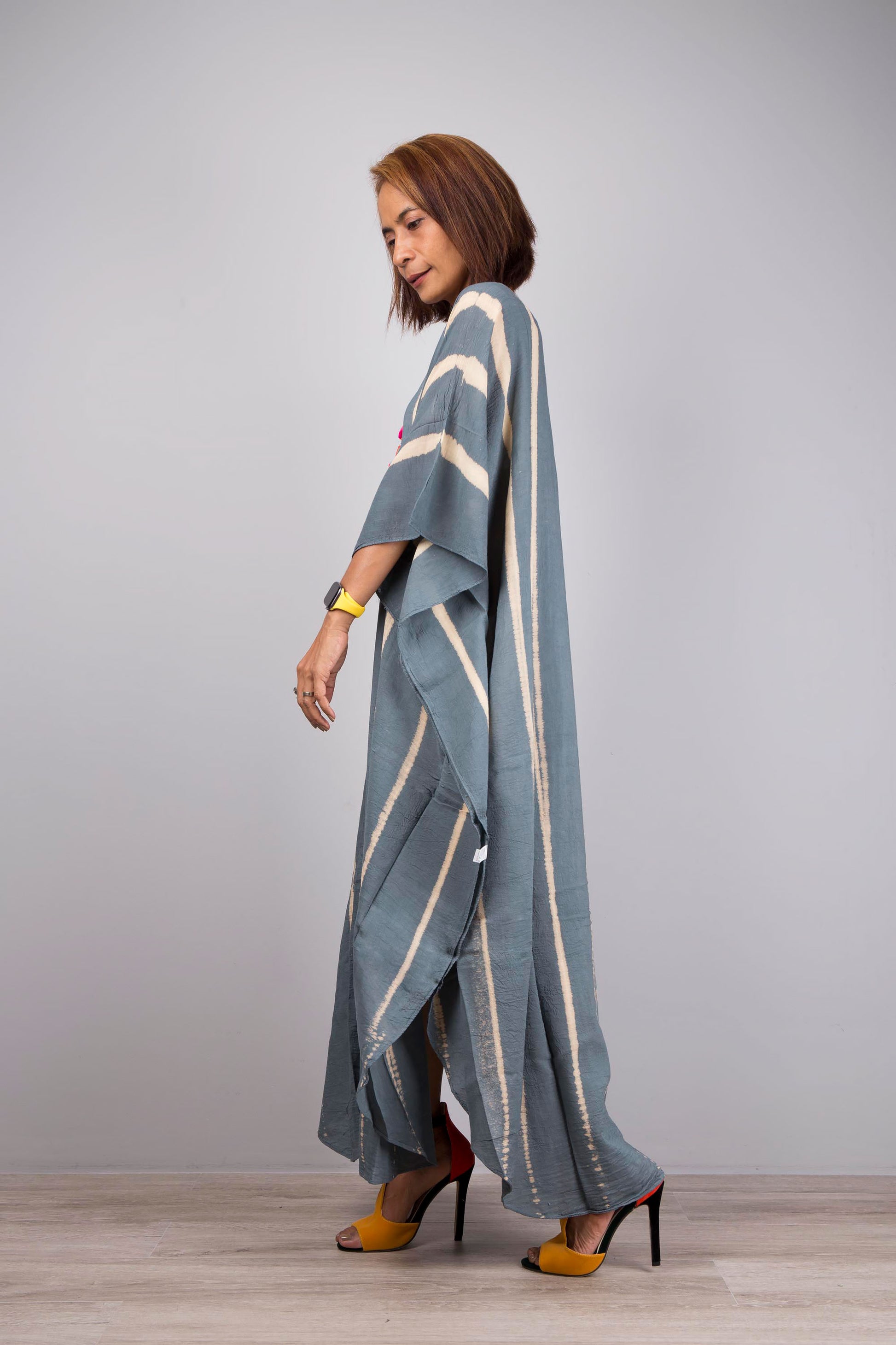 Tie dye kaftan, grey with vertical stripes, side view