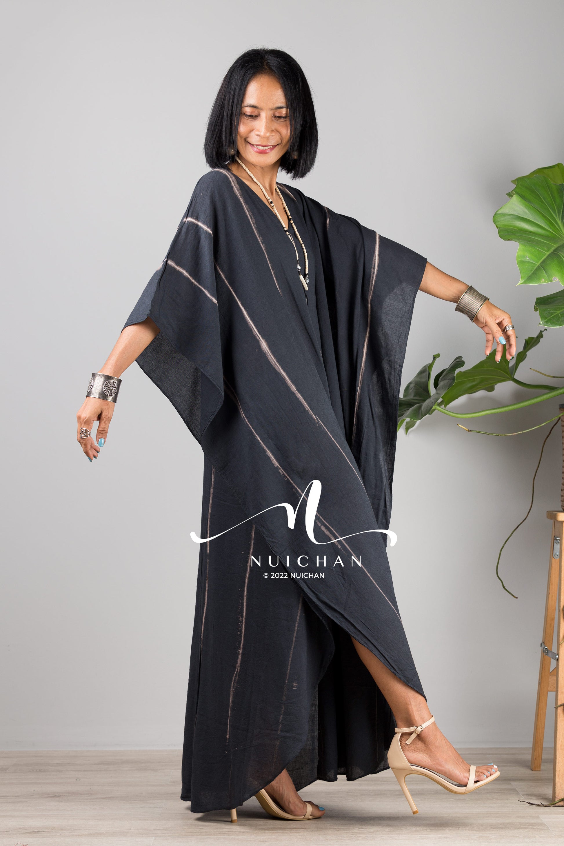 Nuichan Women Tie dye kaftan. Black tie dye caftan - split view