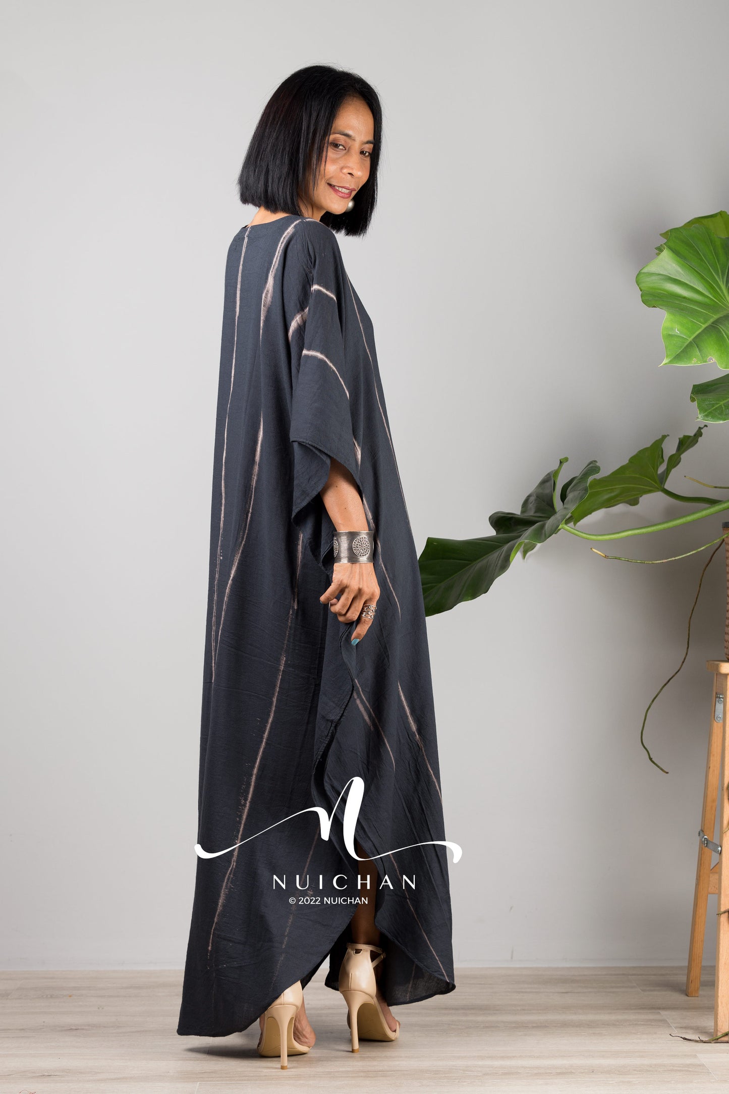 Nuichan Women Tie dye kaftan. Long black cotton kaftan - side view