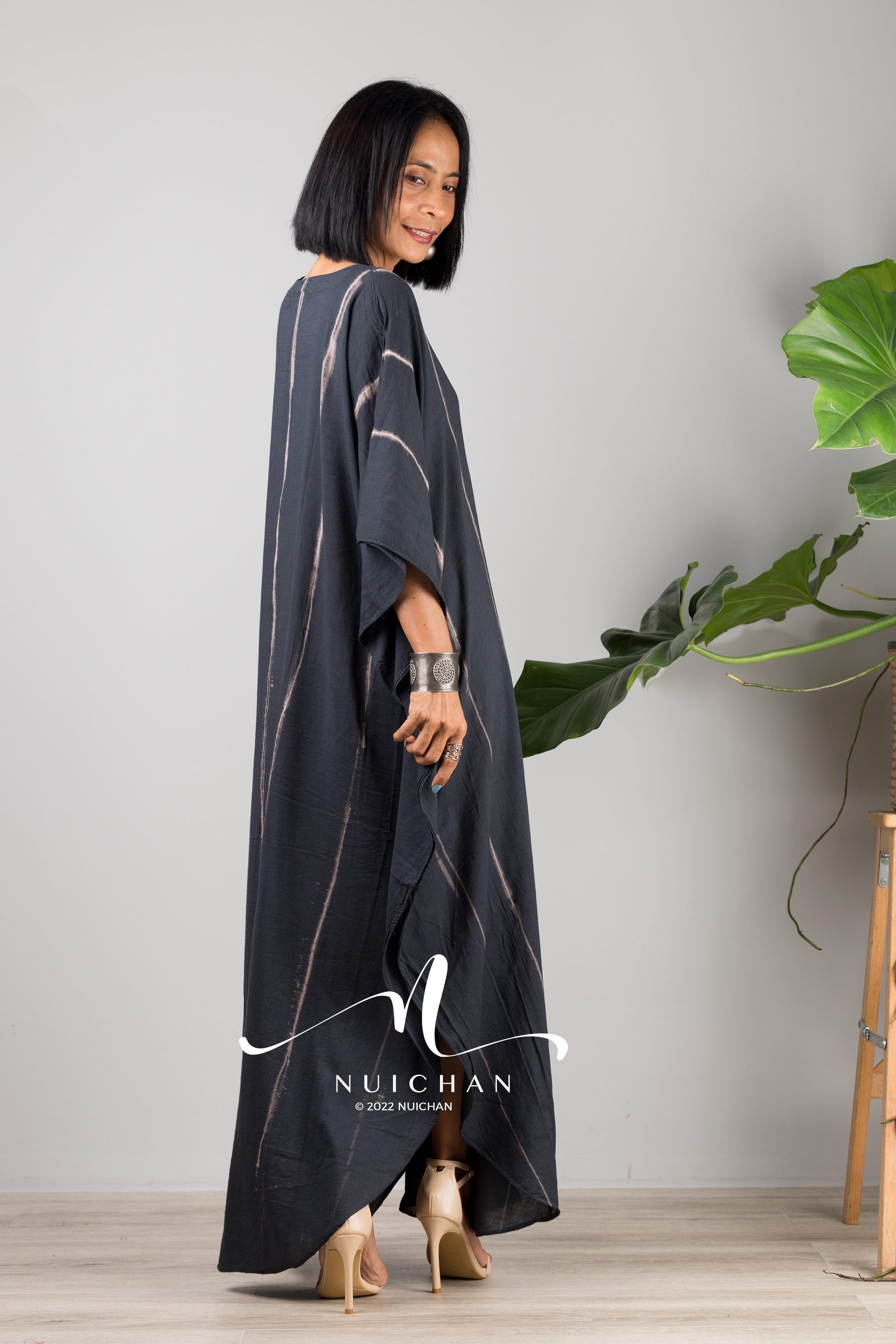 Nuichan Women Tie dye kaftan. Long black cotton kaftan - side view