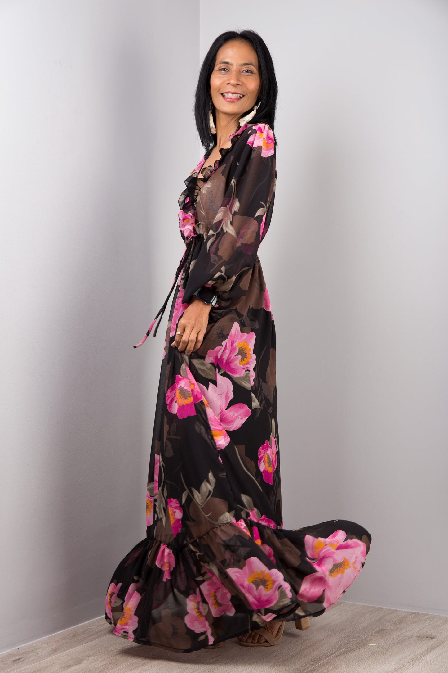 Flowy maxi dress in chiffon. Black dress with pink floral print.