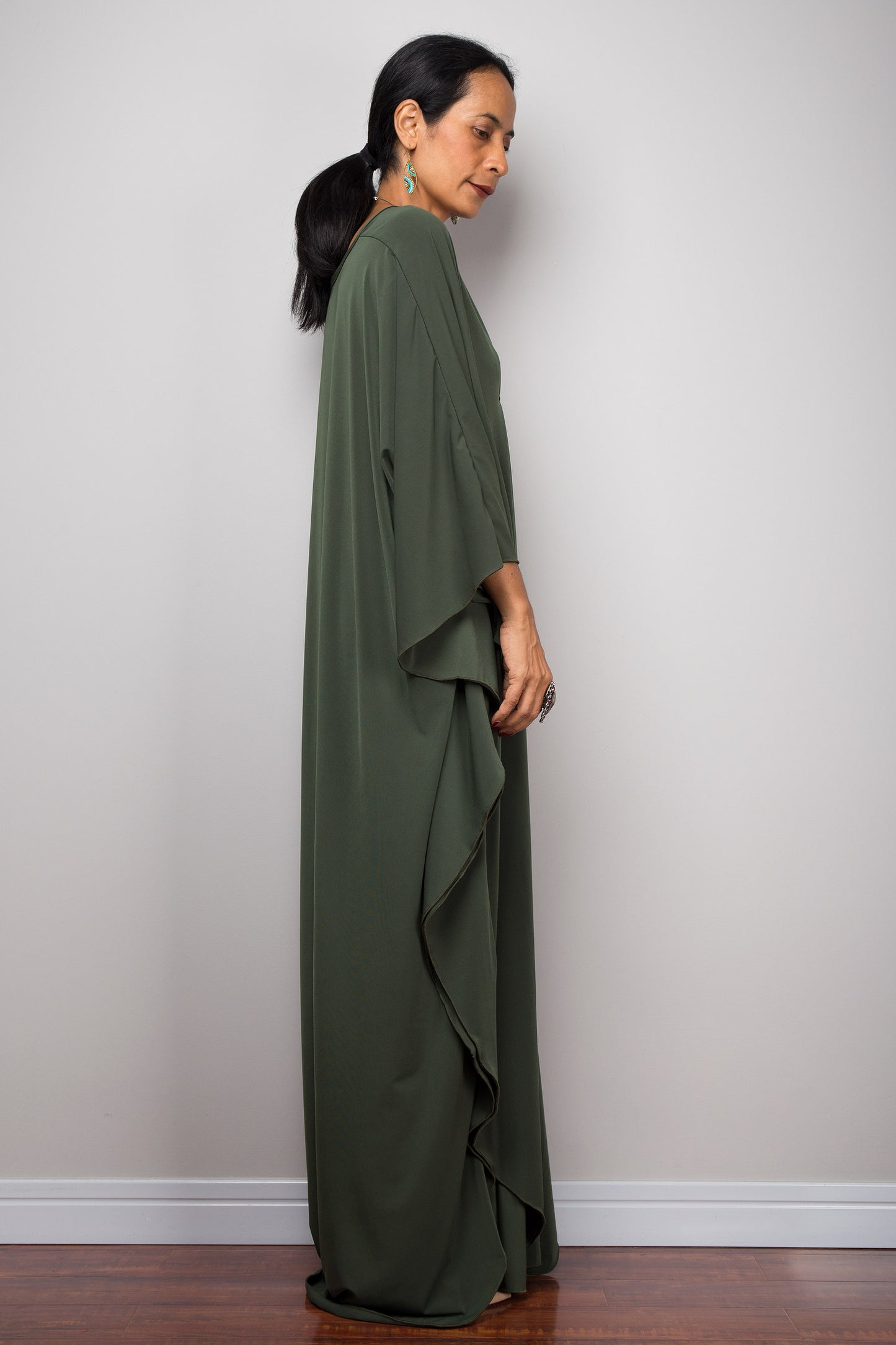 Green Kaftan dress with v neck and batwing sleeves. Kimono kaftan frock dress by Nuichan