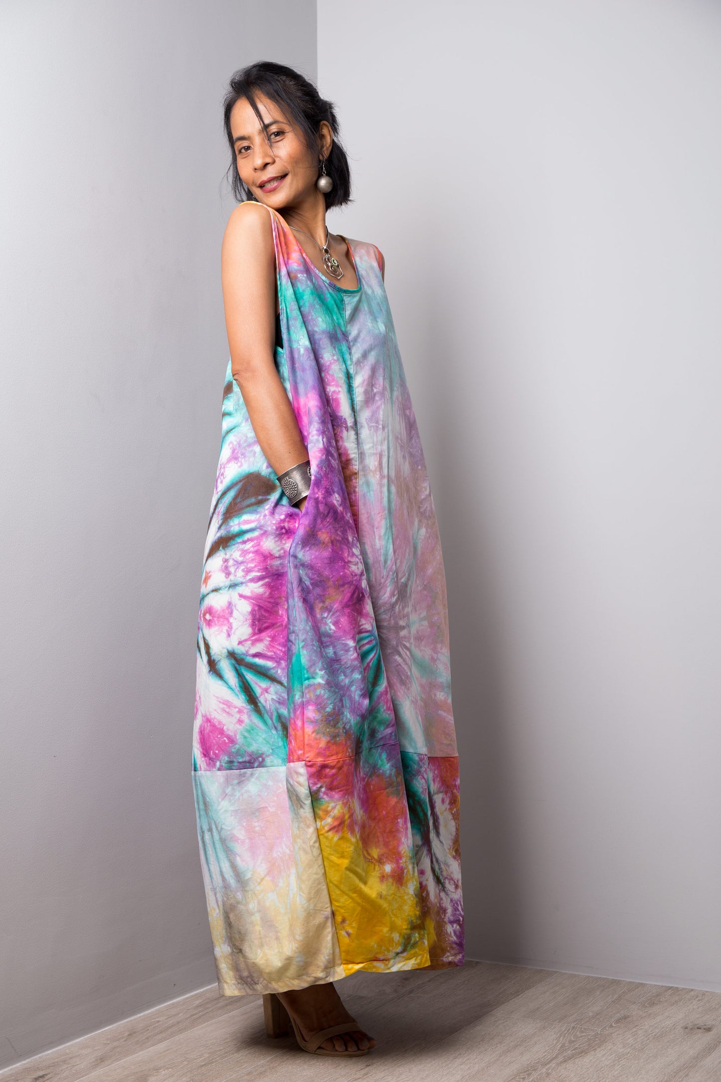 Nuichan Women's sleeveless tie dye dress. Buy hand dyed dresses online