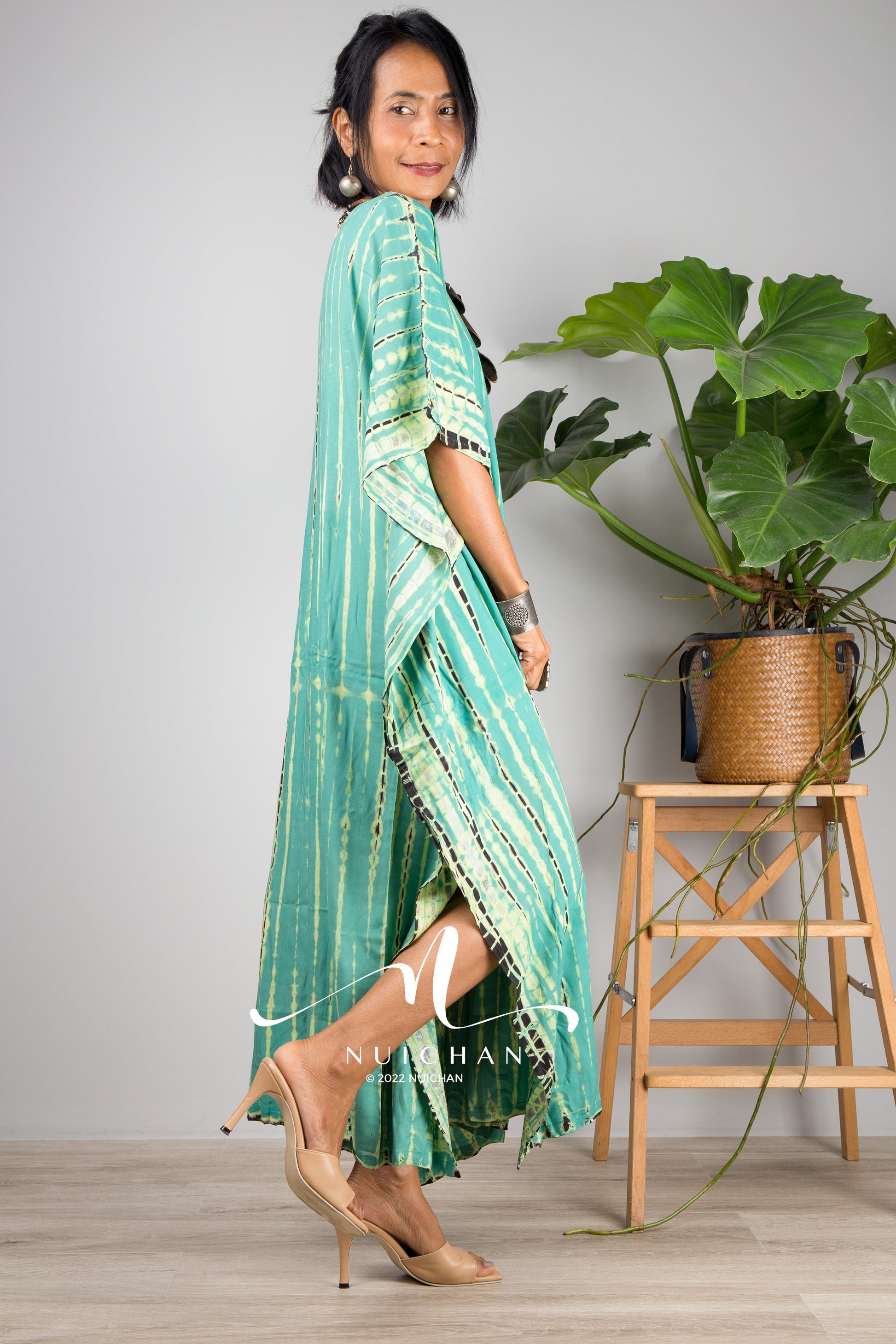 Green midi kaftan dress. Tie dye caftan with split. Side view