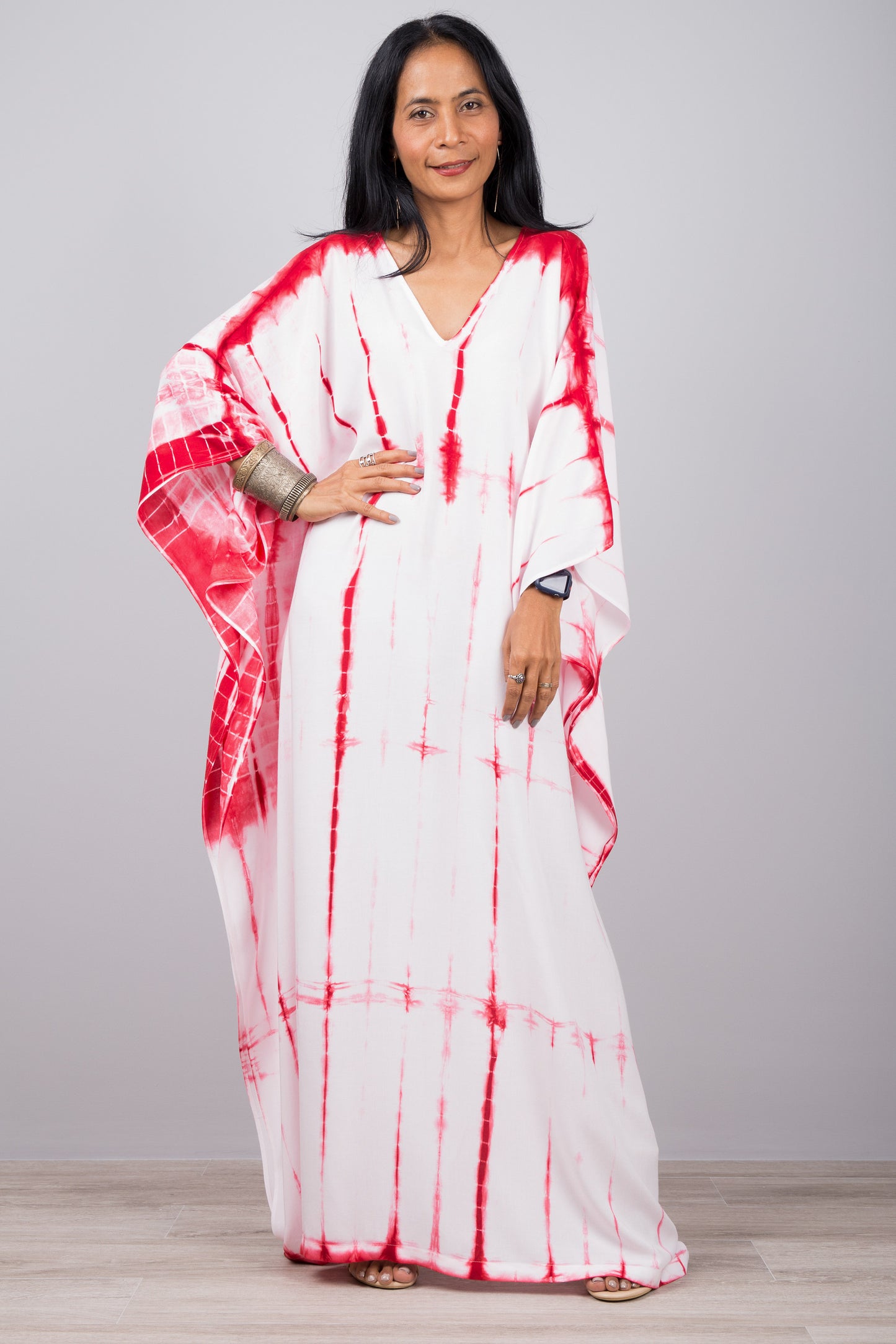 White an red tie dye kaftan dress. Frontal view 